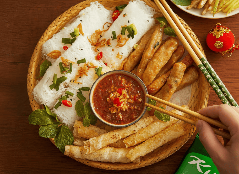 Chả cá chiên giòn rụm thưởng thức cùng bún và nước sốt đặc biệt